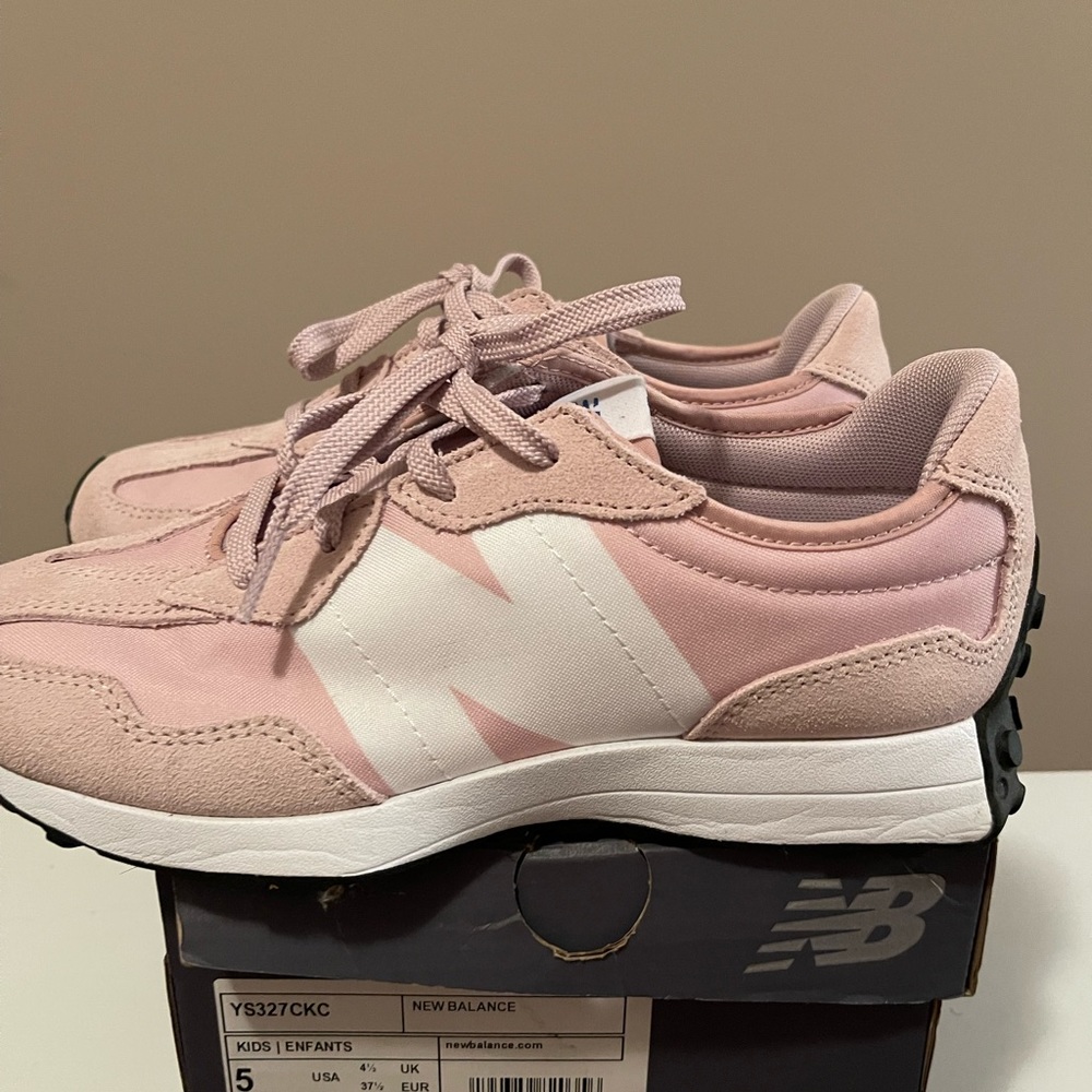 New Balances kids shoes bigs size 5 / women’s size 7